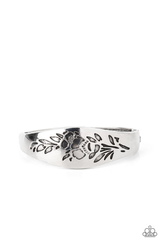 Paparazzi Fond of Florals - Silver